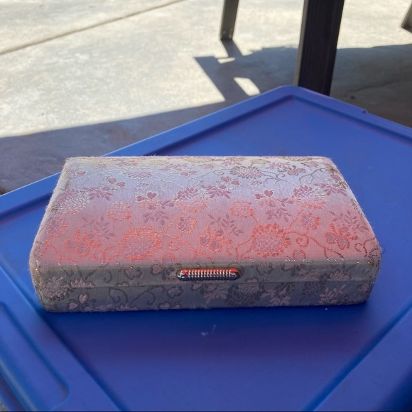 Vintage Champagne/Gold Jewelry Clutch! - Picture 6 of 10